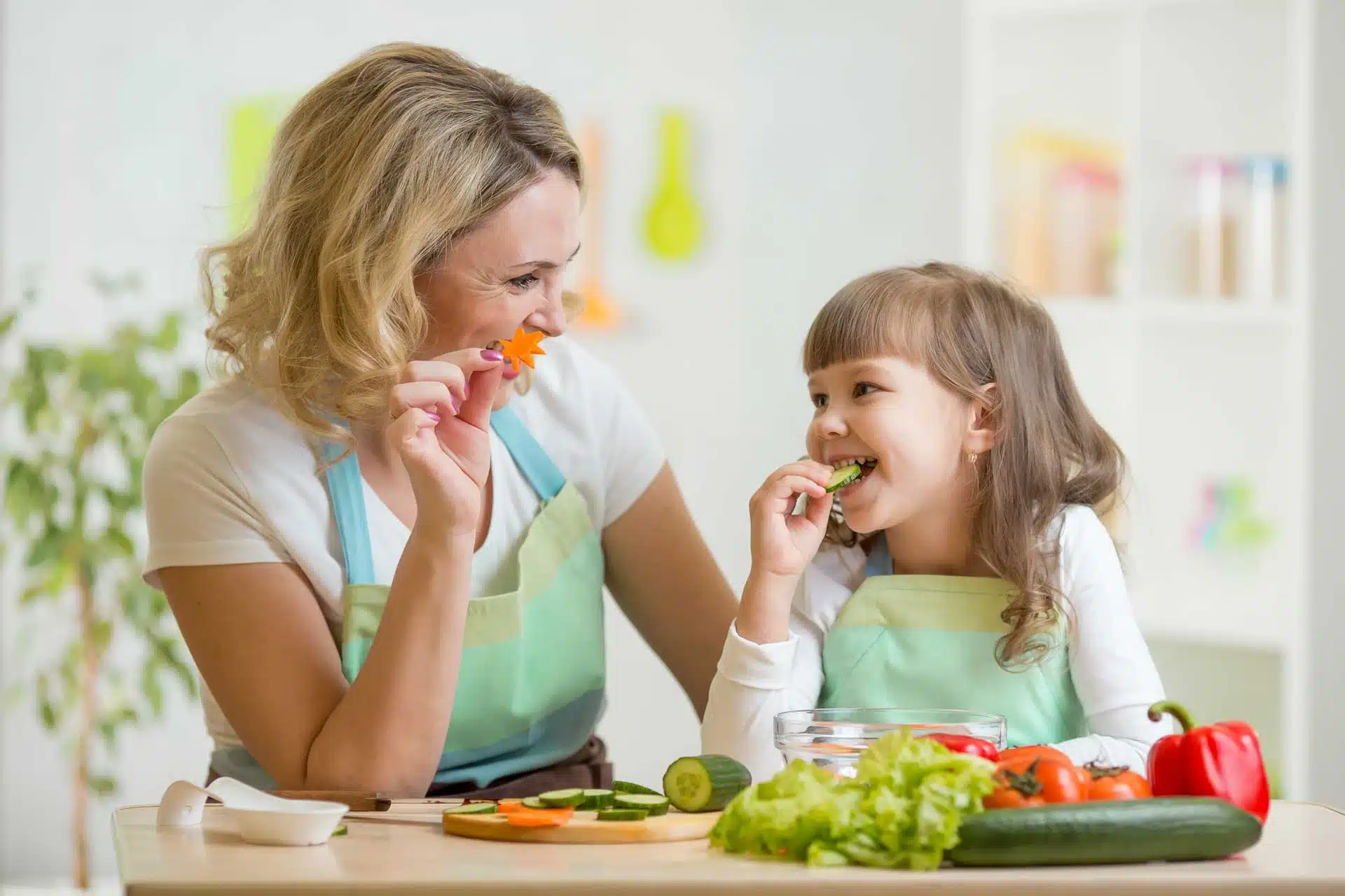 teaching eating to kid